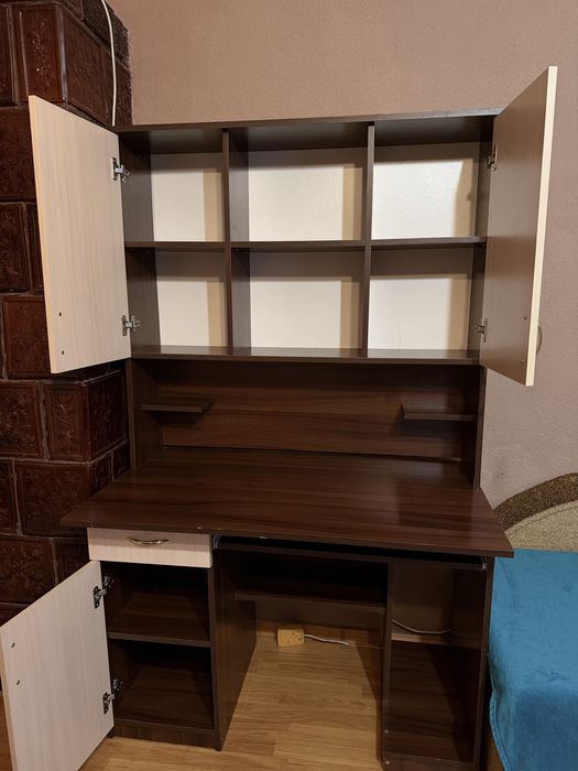 Стіл компʼютерний, в нарному стані