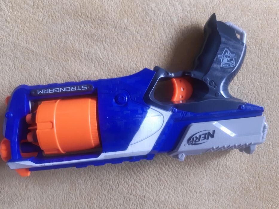 Pistole Nerf Stongarm z 3 strzałkami