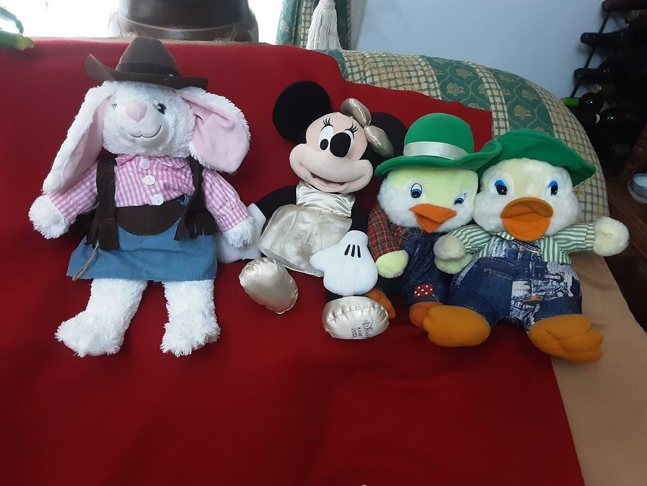 Peluches vários skylanders, minie etc