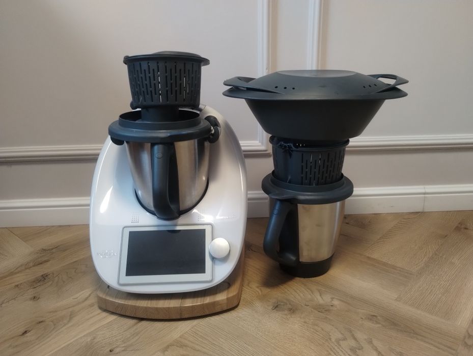 Thermomix TM6 – Pełen Zestaw + Dodatkowe Naczynie + Drewniana Podstawka