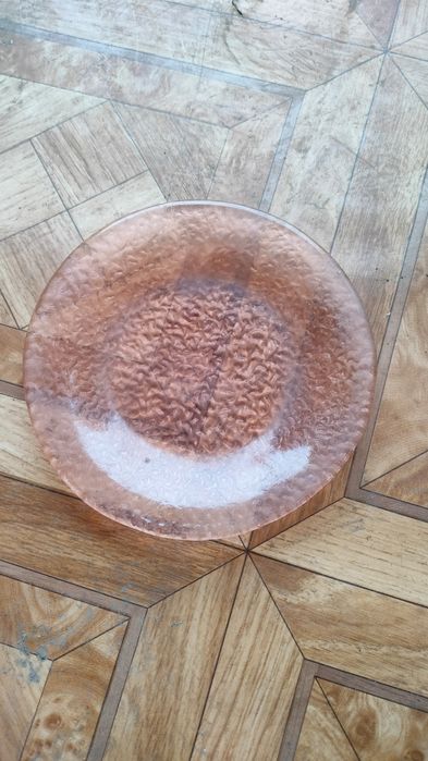 Szklany talerzyk Ząbkowice – różowy, tłoczone szkło, średnica 15 cm