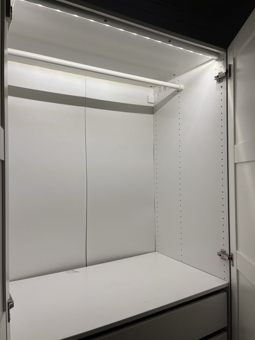 Roupeiro IKEA PAX personalizado com gavetas, cestos e iluminação