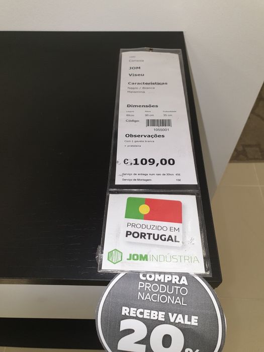diversos móveis e equipamentos