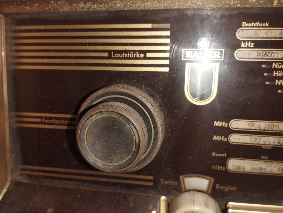 Rádio e Gira-discos Antigo