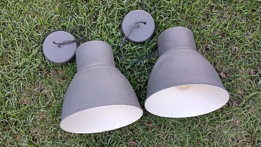 Par de candeeiros suspenso modelo HEKTAR do IKEA.  
​Design: Inspirado em candeeiros
​Acabamento: Metal com revestimento em pó na cor cinzento-escuro/