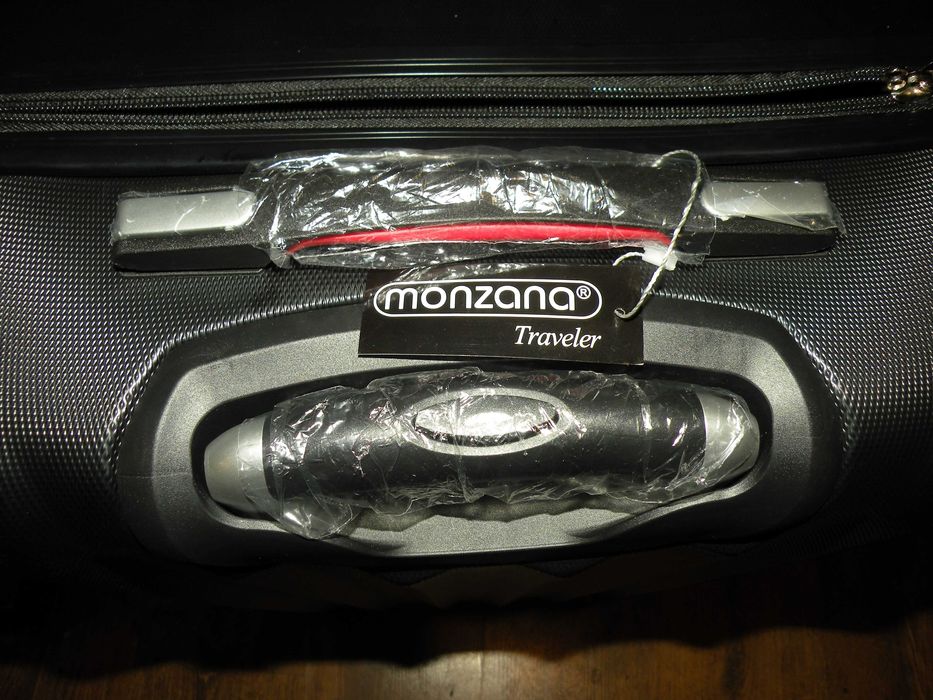 Elegancka czarna walizka nowa