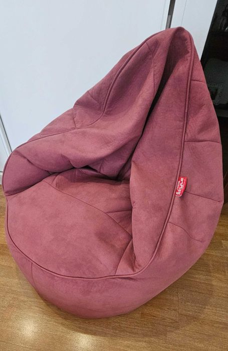 Cama branca de criança mais puff cor de rosa