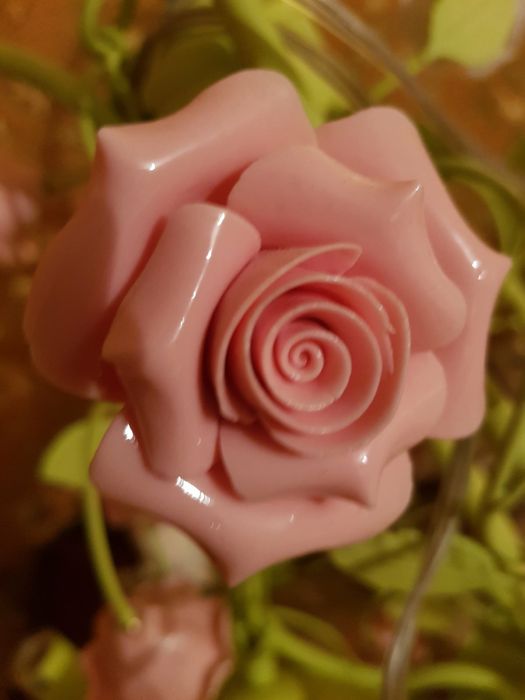 Красивая кованная люстра с плафонами