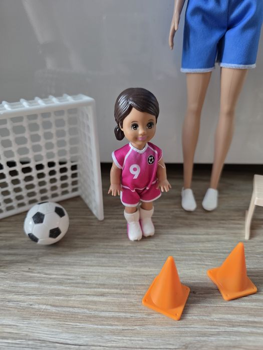 Lalka Barbie bramkarka piłkarka