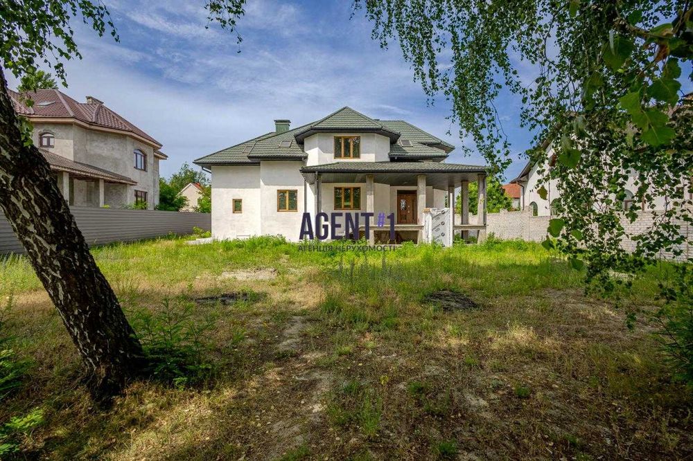 Будинок з укриттям і гаражем, 440м2, ділянка 12 соток.