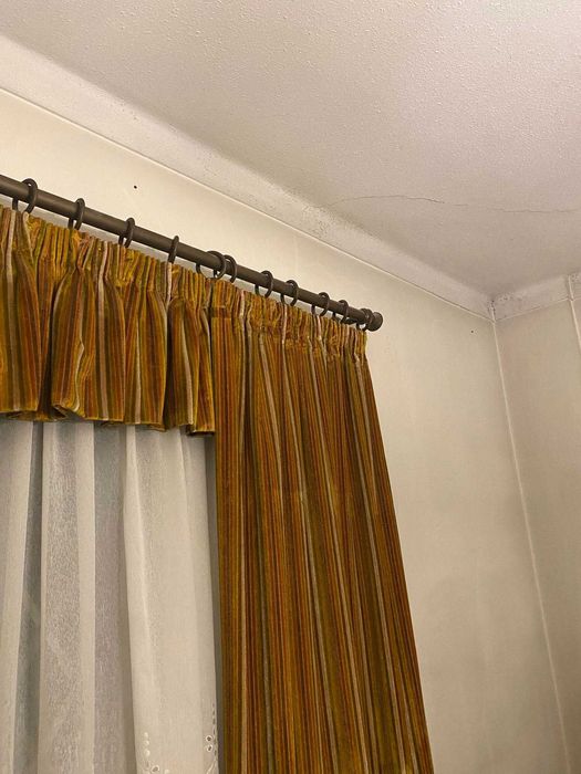 Mobília completa de quarto cama de casal, roupeiro, cómoda, e cadeiras