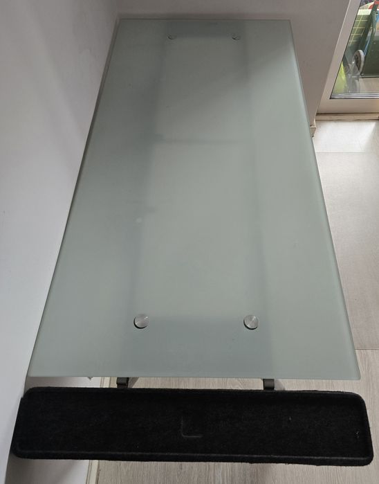Mesa Galant com vidro temperado da marca IKEA