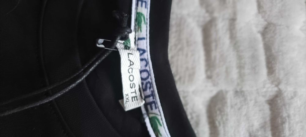 Koszulka damska czarna  z zielonym dodatkiem Lacoste.