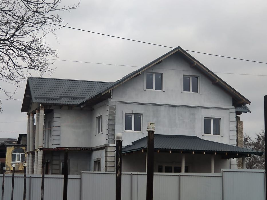 Капітальний будинок 270 м² із панорамним світлом та столітніми дубами