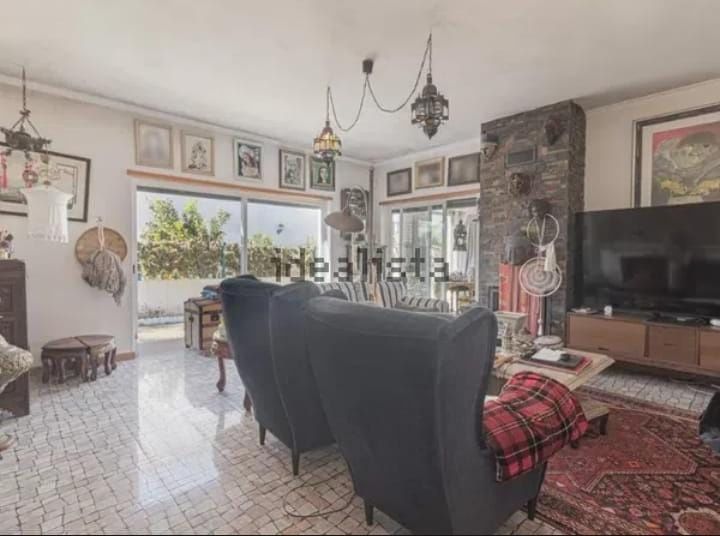 Lagoa de Albufeira. Moradia térrea com estrutura para o segundo andar.