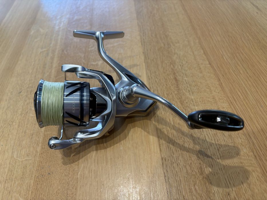 Kołowrotek Shimano STRADIC FM 4000M MHG (5,7:1) + plecionka Daiwa gratis
