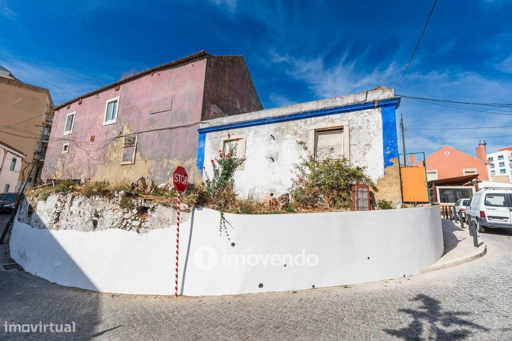 Moradia T1 em ruína, numa localização privilegiada, em Algés