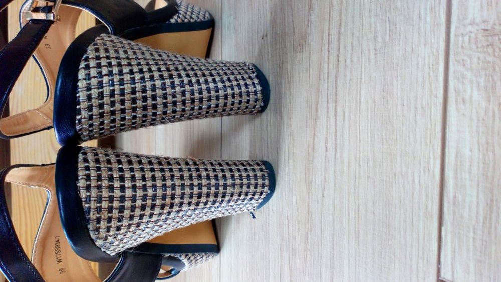 Sandały czarne na słupku 39