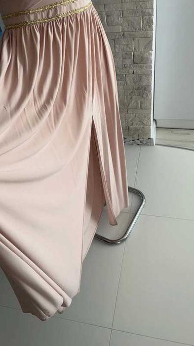 Sukienka maxi z opadającymi ramiączkami