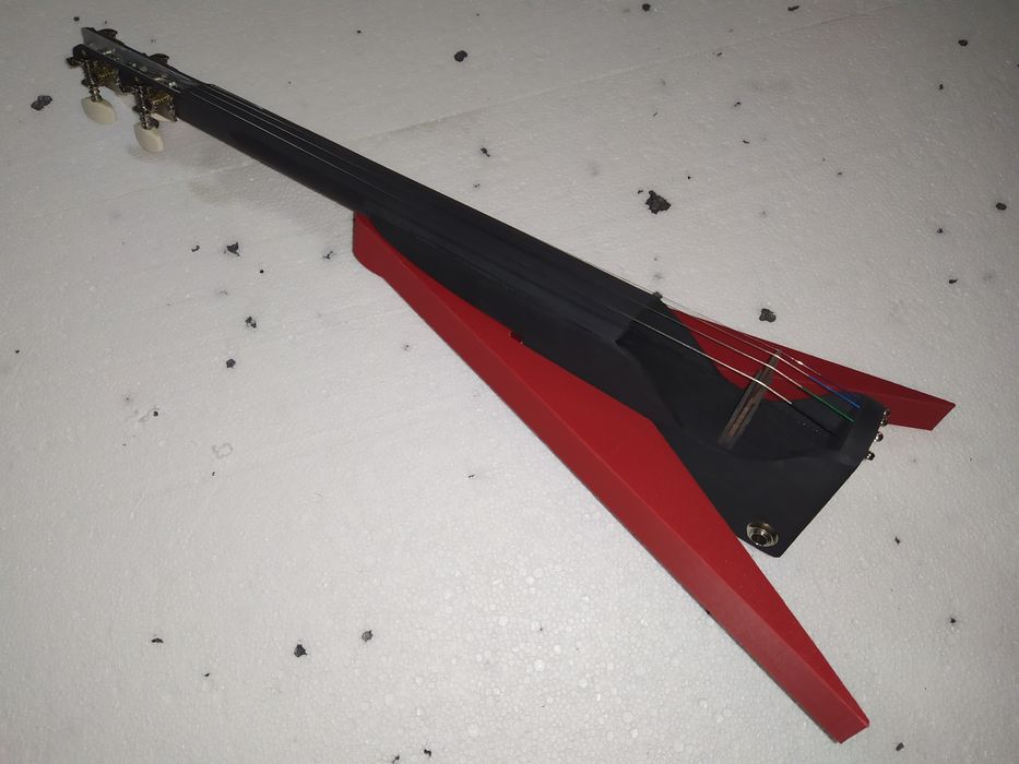 Nowe kompozytowe skrzypce elektryczne Makowski Flying-V-iolin