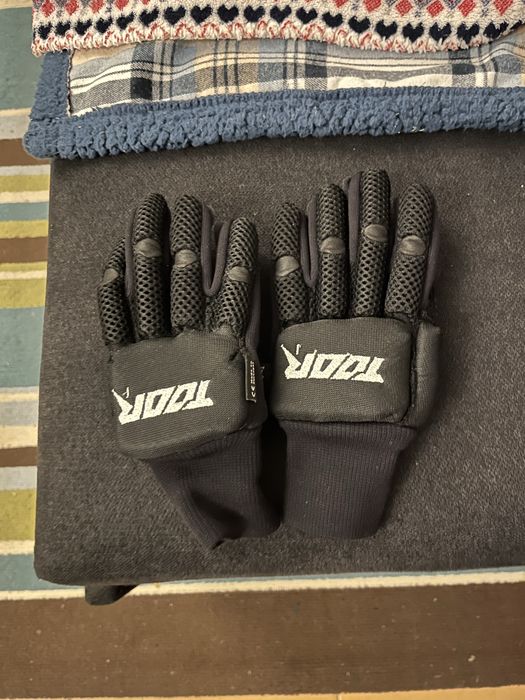 Luvas e joelheiras novas para prática de hoquei em patins