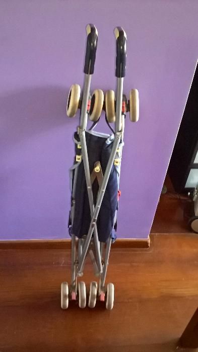 Carrinho bebé fecha tipo bengala, bom estado