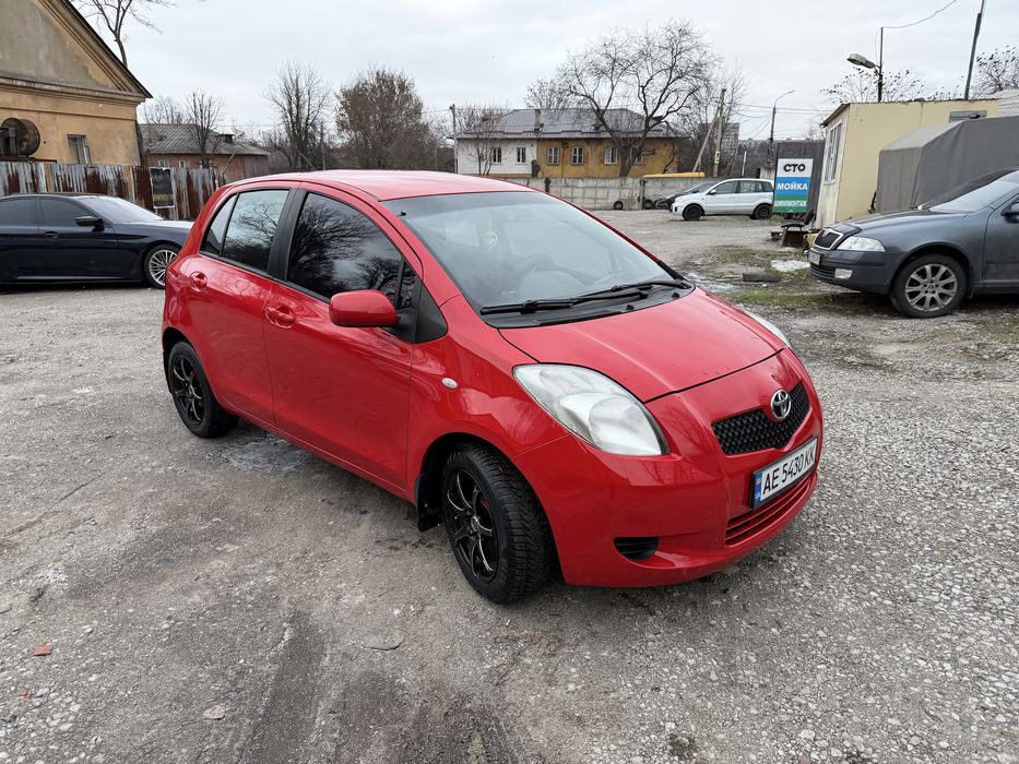 Продам тоета ярис на автомате в отличном состоянии