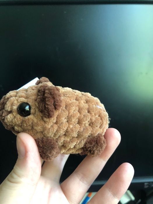 Mała pluszowa kapibara na szydełku - dwukolorowa, chłodne kolory