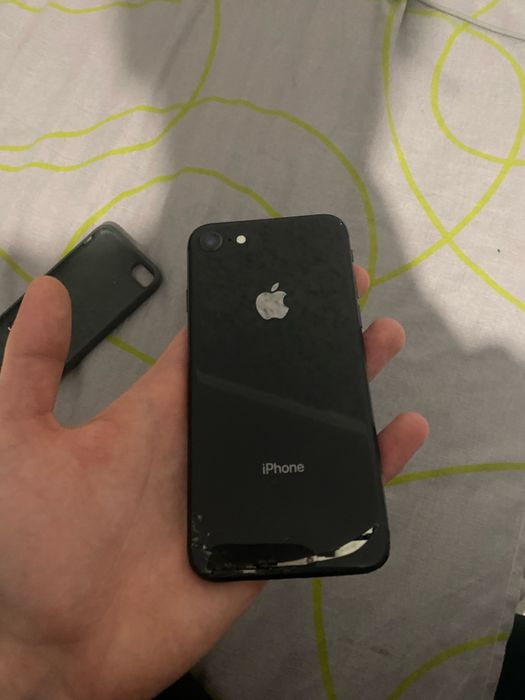 Продам Iphone 8 обсудим цену