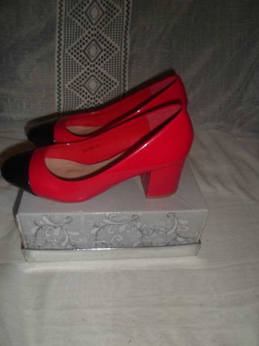 sapatos para senhora  como novos cor vermelho e preto
