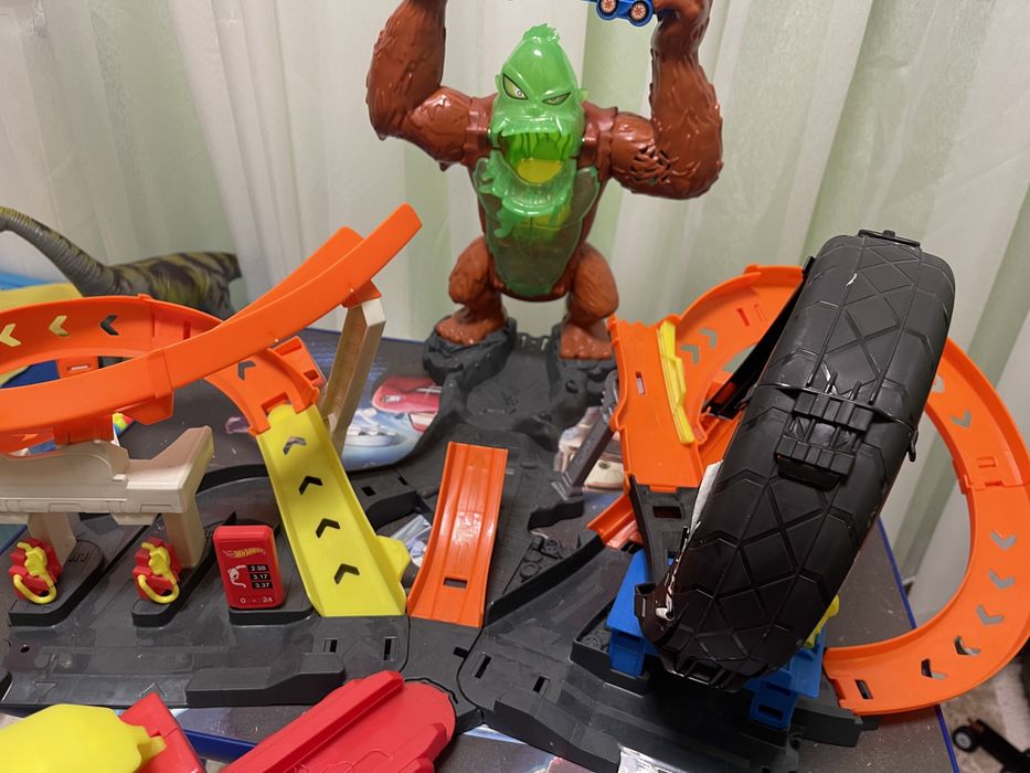 Треки hotwheels і машинки