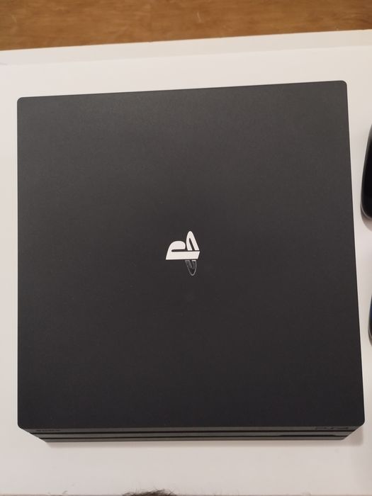 PS4 Pro em ótimo estado com 3 comandos