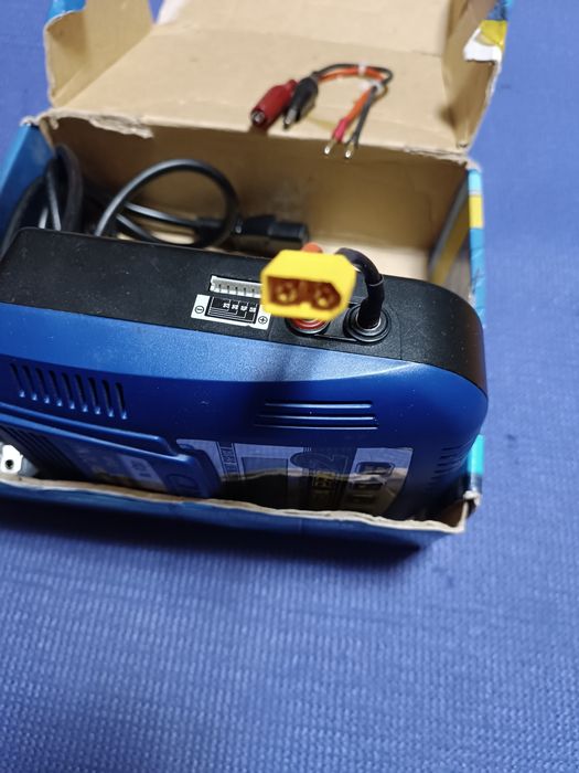Зарядное устройство LRP Jet-Pro Charger от 220V или от 12V.