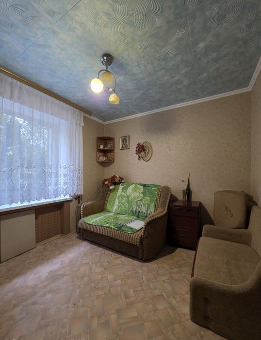 Продам трикімнатну квартиру на другому поверсі
