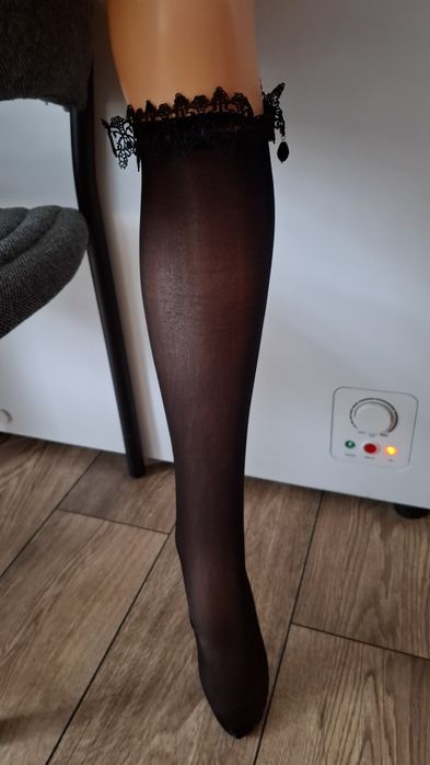 Nowe pończochy wiązane.