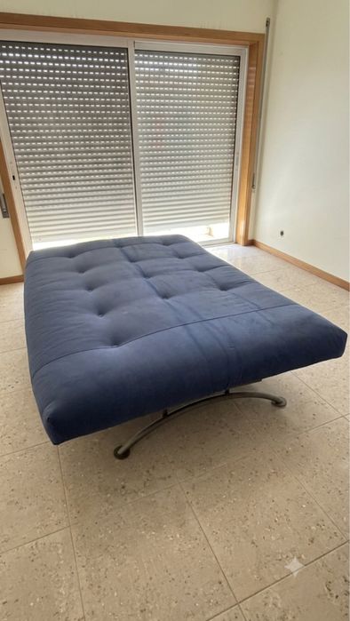 Sofa cama com a estrutura em metal