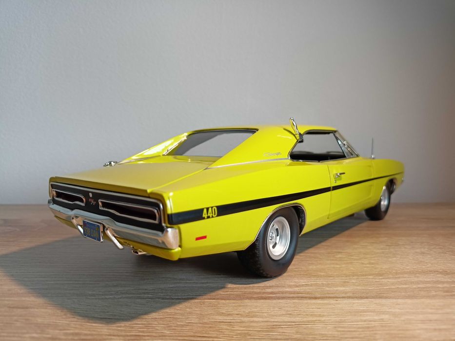 Dodge Charger R/T 1969 model w skali 1:18 Autoworld/otwierane elementy