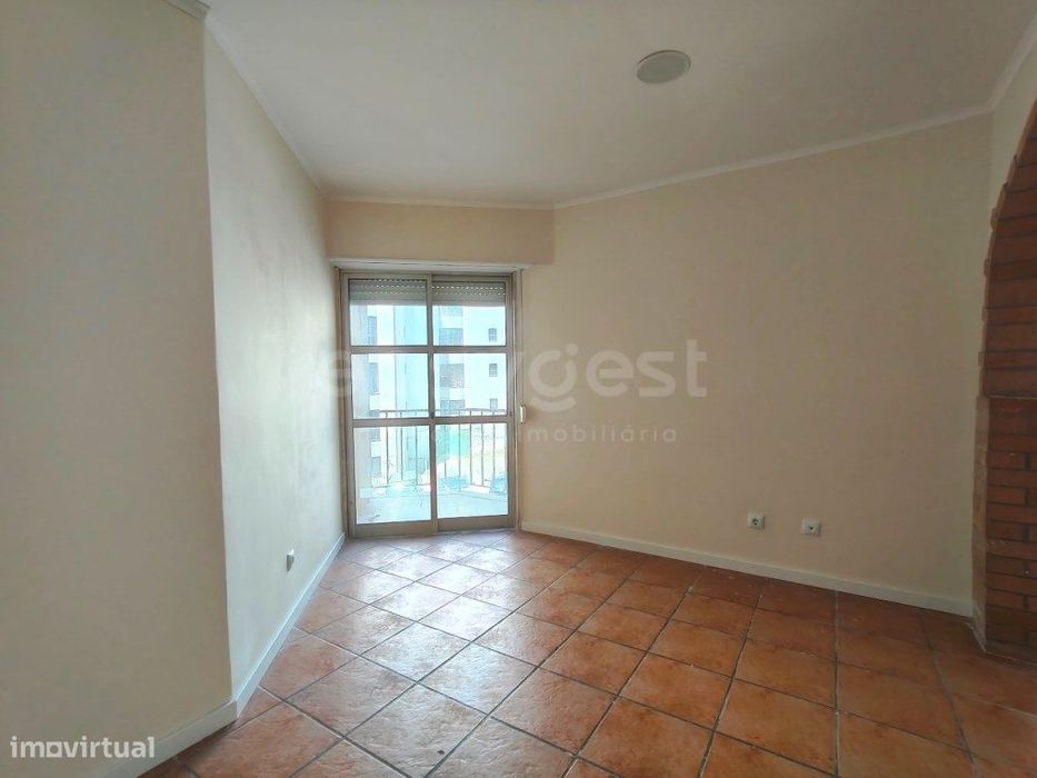T2 com 95 m², cheio de luz natural e arrecadação na Tapada das Mercês