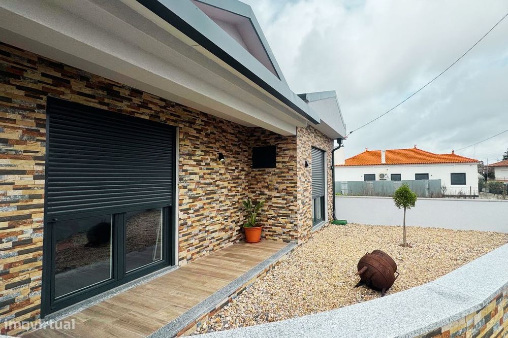 Moradia T5 com Terreno em Vilarinho do Bairro