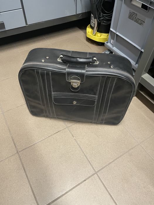 Walizka z PRL-u, kolor czarny
