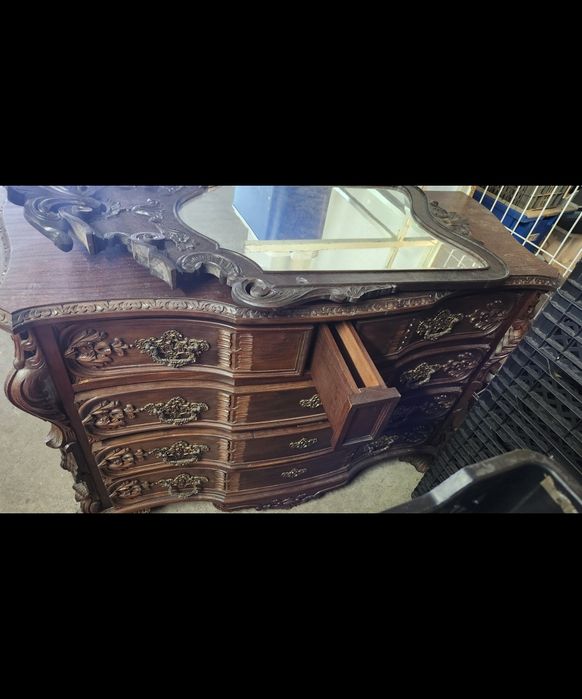 Comoda com Espelho Antiguidade em bom estado de conservação, pode ver