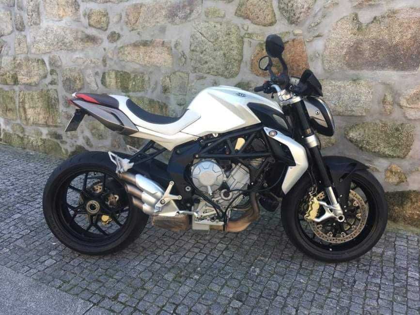 Moto MV Agusta Brutale 675. Irrepreensível