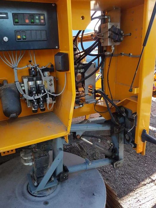 Zamiatarka elewatorowa Schmidt Senior 2000 Broddway Broddson ciągniona