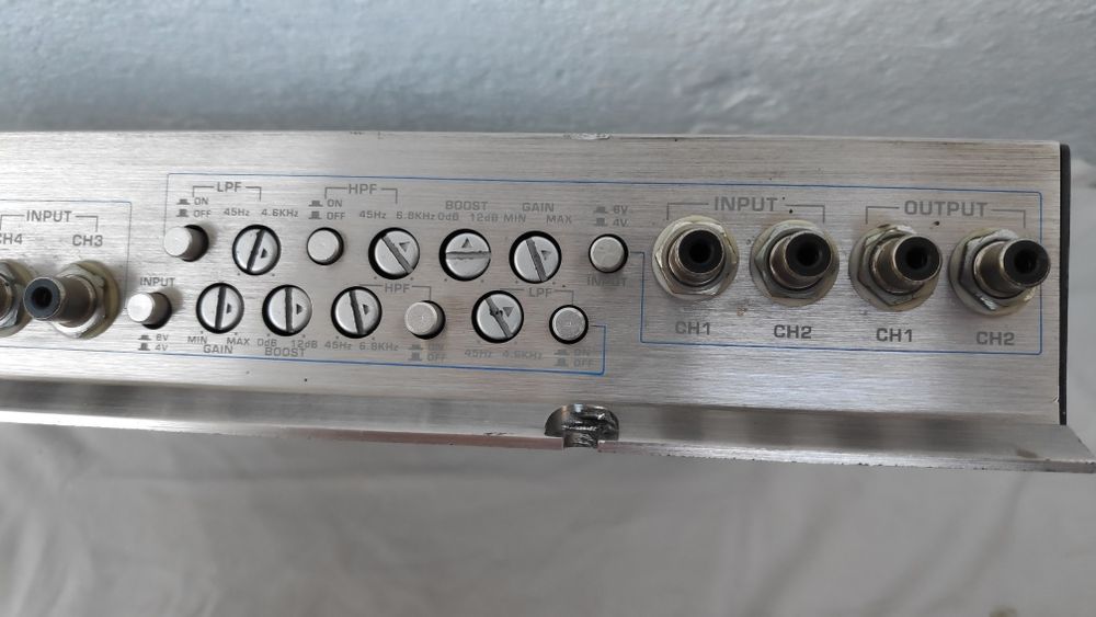 Продам автомобильный четырёх кональный  усилитель звука Soundstream TR