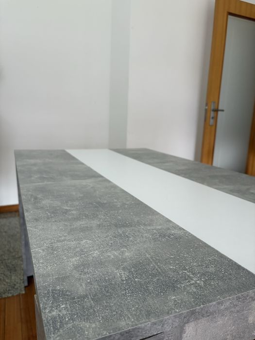 Mesa de jantar com acabamento efeito cimento