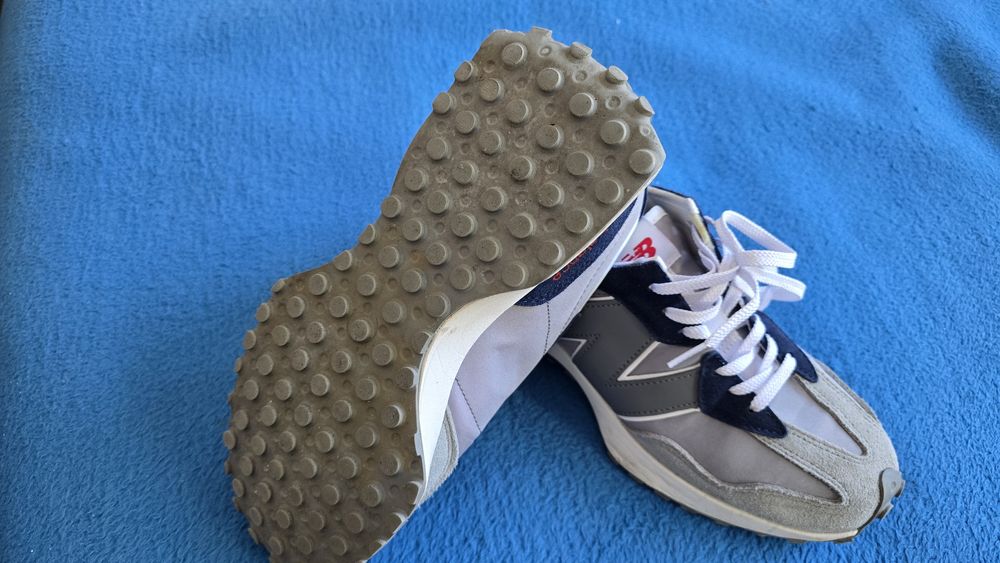 New Balance  327