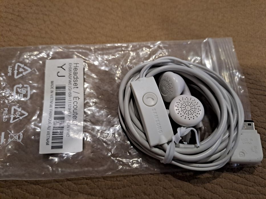 Auriculares com fio Samsung
