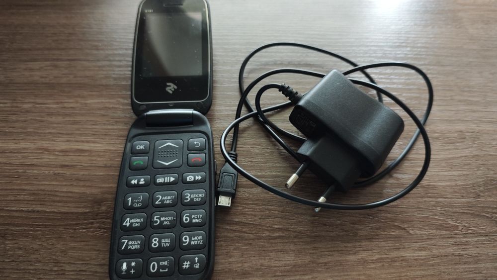 Мобільний телефон Twoe E181 Dual Sim