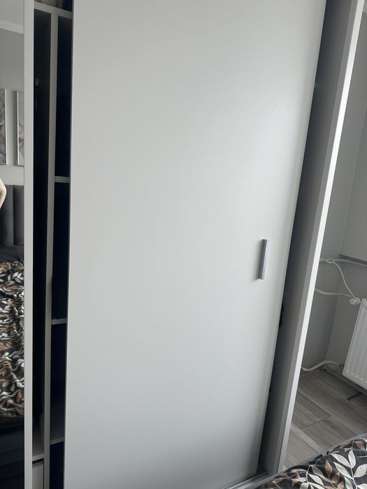 Trzy pary drzwi przesuwnych do szafy