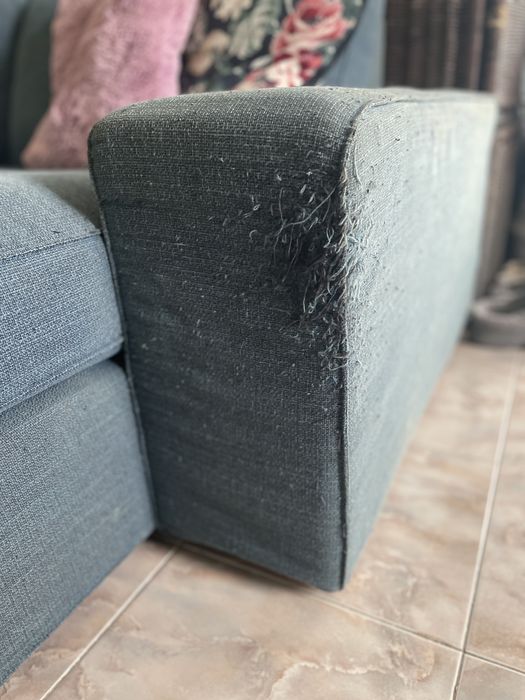 Sofá grande com chaise longue – usado (marcado por gatos)